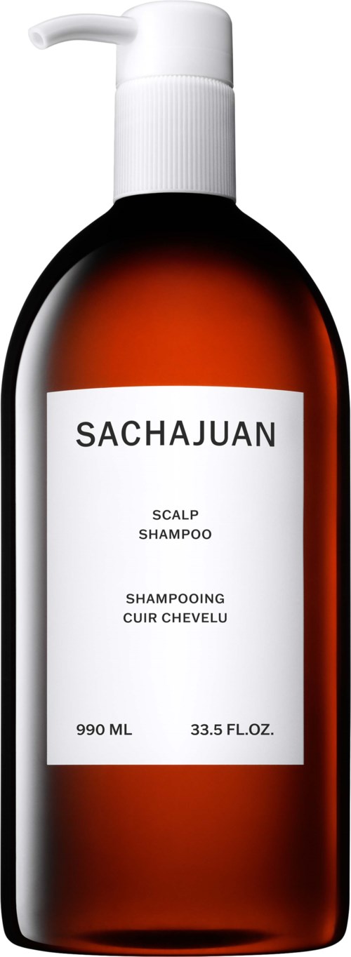 Eine braune Shampoo-Flasche mit weißem Pumpkopf und Etikett, das 'SACHAJUAN, Scalp Shampoo, 990 ML, 33.5 FL. OZ.' sagt.