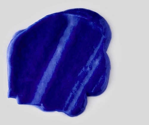 Ein blauer schalenförmiger Gegenstand mit weißen Streifen, möglicherweise aus Glas oder Keramik.