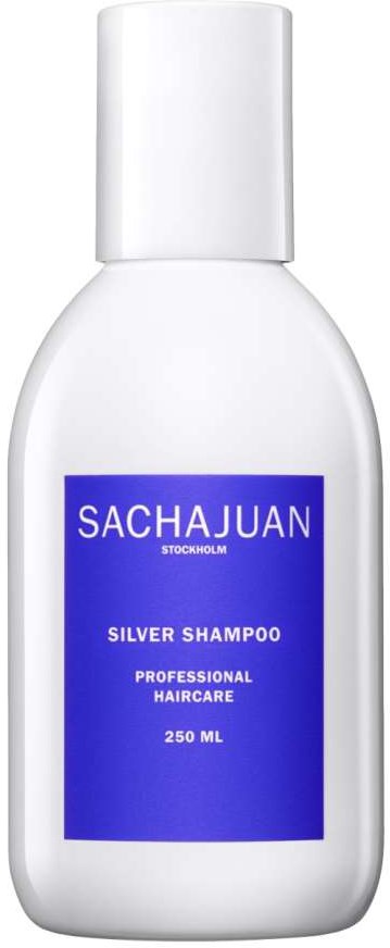 En vit flaska med en blå etikett, som visar att det är ett silvershampo från Sachajuan, Stockholm, 250 ml.