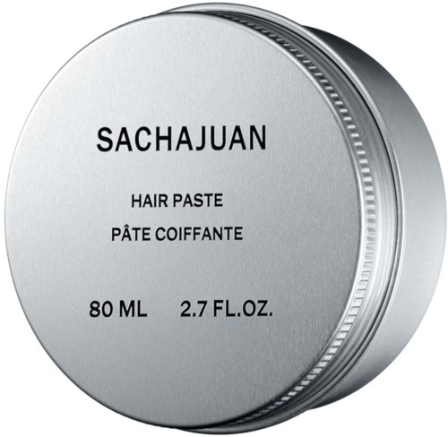 Ett silverfärgat förpackning märkt 'SACHJAUAN' med orden 'hair paste' och mått 80 ml och 2,7 fl oz.