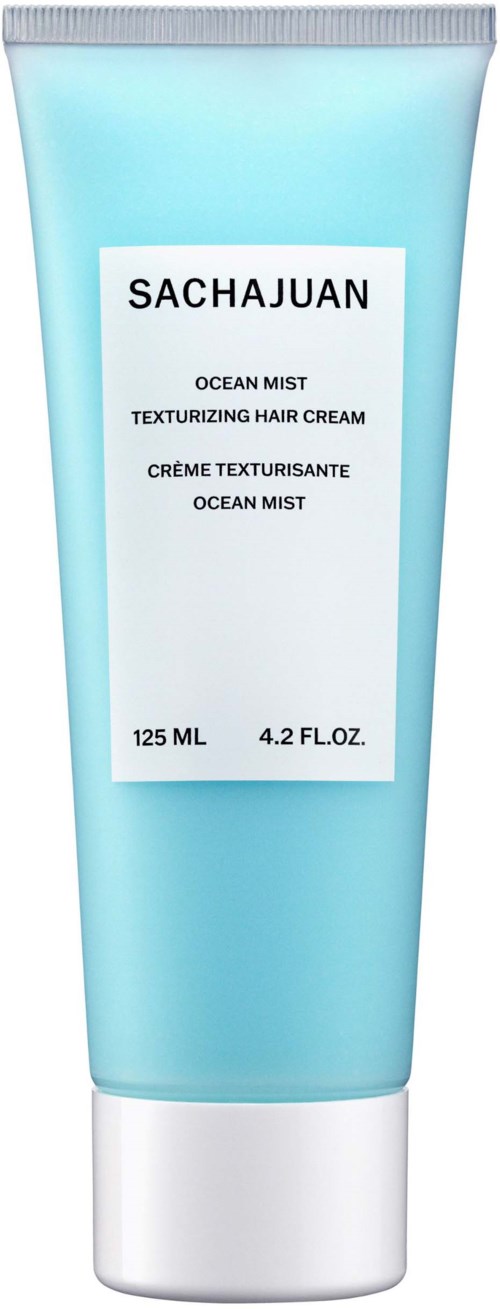 Eine blaue Tube Sachajuan Ocean Mist Texturizing Hair Cream mit weißem Etikett und schwarzem Text.