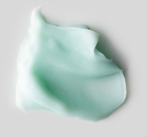 Ein weiches, hellgrünes Gel oder Creme mit glatter Textur und unregelmäßiger Form auf weißem Hintergrund.