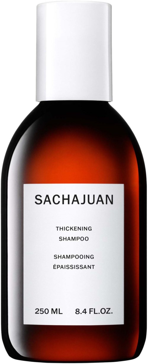 Eine braune Shampoo-Flasche mit weißem Deckel und Etikett, beschriftet "SACHAJUAN" und "Thickening Shampoo."