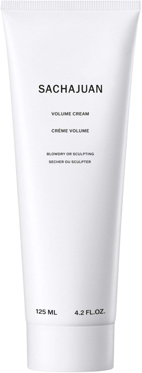 Een witte tube Sachajuan Volume Cream met zwarte tekst die productgegevens en formaat aangeeft.