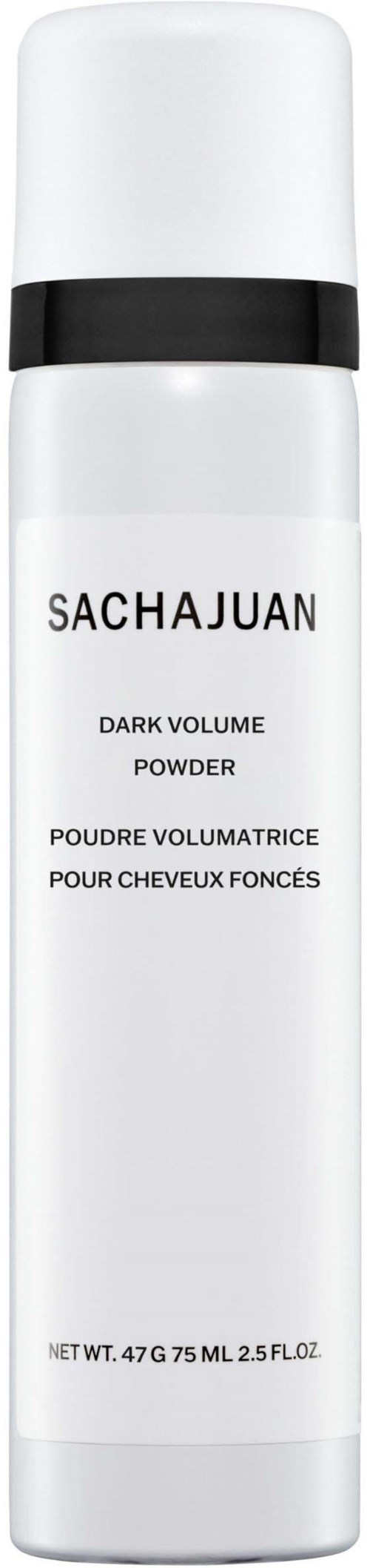 Een witte cilindervormige fles met zwarte band, gelabeld 'SACHAJUAN DARK VOLUME POWDER' voor haar. Het bevat 75 ml.