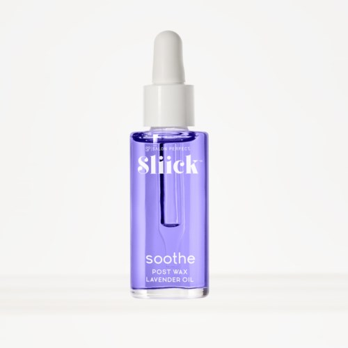 Kleine lila Flasche mit weißem Tropfverschluss, beschriftet 'Sleek Soothe Post Wax Lavender Oil.'