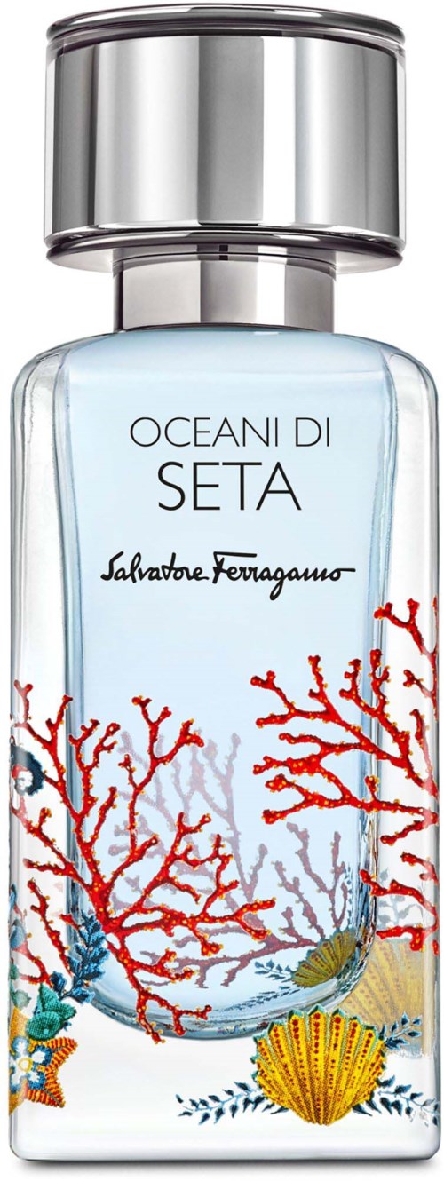 Tuoksupullo, jossa on sinistä nestettä ja koristeltu punaisilla korallimaisilla ja meren eläimillä, merkitty 'Oceani di Seta' ja Salvatore Ferragamo.