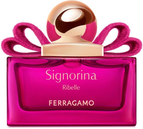 Pinkki hajuvesipullo, jossa on kiiltävä pallo yläosassa, pinkkejä lenkkejä ja teksti näyttäen, että se on Signorina Ribelle Ferragamolta.