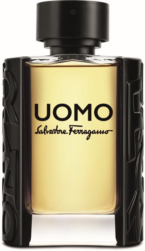 Hajuvesipullo mustalla muotoilulla, keltaisenväristä nestettä ja teksti "UOMO Salvatore Ferragamo".