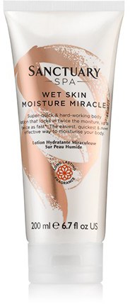 Eine weiße Tube von Sanctuary Spa mit braunem und schwarzem Text, für feuchte Haut, beinhaltet 200 ml.