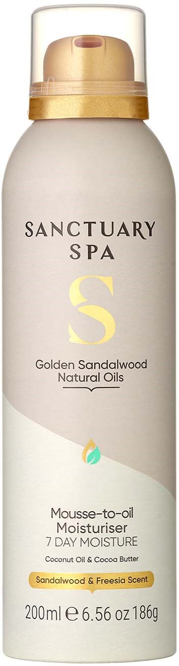 Eine lange, weiße Flasche mit goldfarbener Kappe zeigt die Marke Sanctuary Spa mit Informationen zu Sandelholzduft und Feuchtigkeitscreme.