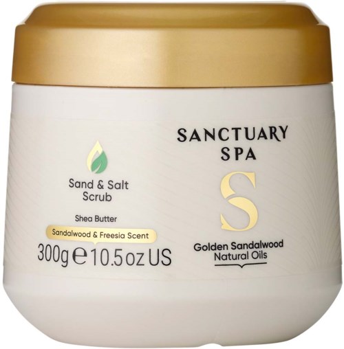 Ein weißer Becher mit goldener Abdeckung, gekennzeichnet Sanctuary Spa Sand & Salt Scrub mit Sheabutter und Sandelholzduft.