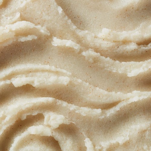 Nahaufnahme von zerbrochenen Keksen oder Keksstücken in einer cremigen Textur.