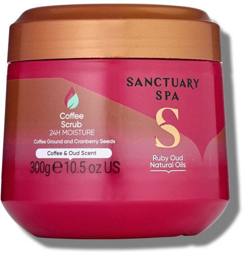 Ein rosa- und goldfarbener Behälter für Sanctuary Spa Kaffeepeeling mit Tagesfeuchtigkeitslabel und Inhaltsstoffen wie Kaffee und Cranberrysamen.