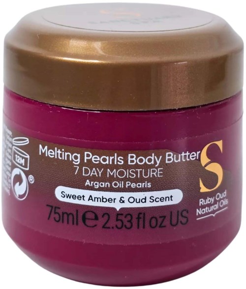 Ein kleiner runder Behälter mit goldener Abdeckung, rosa Körper und Etikett mit Bodybutter mit Mandel- und Oudduft.