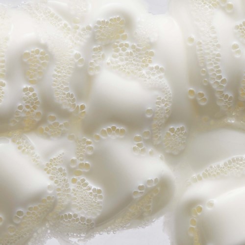 Makroaufnahme von Schaum mit vielen kleinen Blasen, creating eine schaumige Oberfläche.