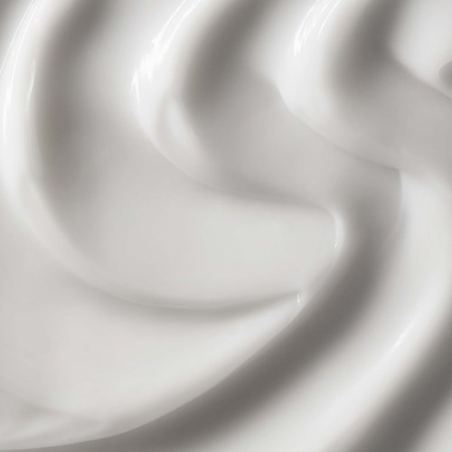 Eine glatte, weiße Oberfläche mit gekrümmten, fließenden Formen und Schatten, die einem weichen, glänzenden Material ähneln.