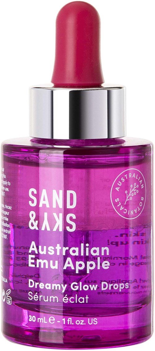 Eine pinke Tropfflasche mit dem Label 'Sand & Sky Australian Emu Apple Dreamy Glow Drops' und silberner Kappe.
