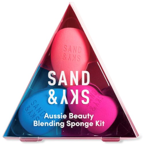 Ein dreieckiger Karton enthält farbige Puffs für Beauty, mit Marken- und Produktnamen.