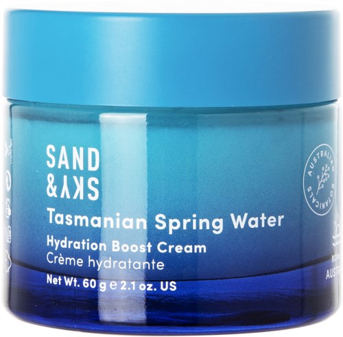Ein blauer Behälter mit der Aufschrift 'Tasmanian Spring Water Hydration Boost Cream' von Sand & Sky.