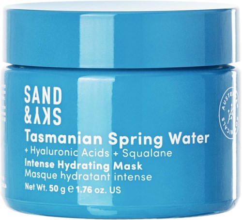 Blauer Behälter mit weißen Texten, bewirbt Tasmanian Spring Water und Hautpflege-Inhaltsstoffe, Schwerpunkt auf Hydratation und Gesichtsmaske.