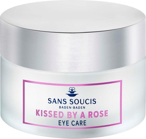 En hvit krukke med sølvhette, merket 'Kissed by a Rose' øyekrem fra Sans Soucis.