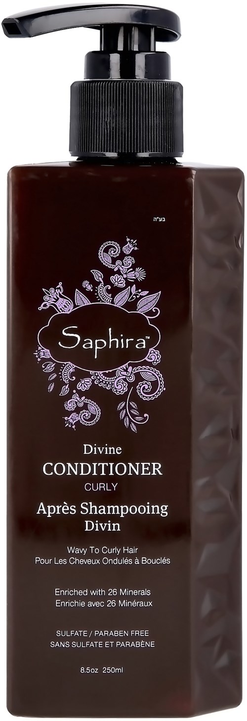 Donkere bruine fles met pomp, gelabeld 'Saphira Divine Conditioner Curly' voor golvend, krullend haar, verrijkt met mineralen.