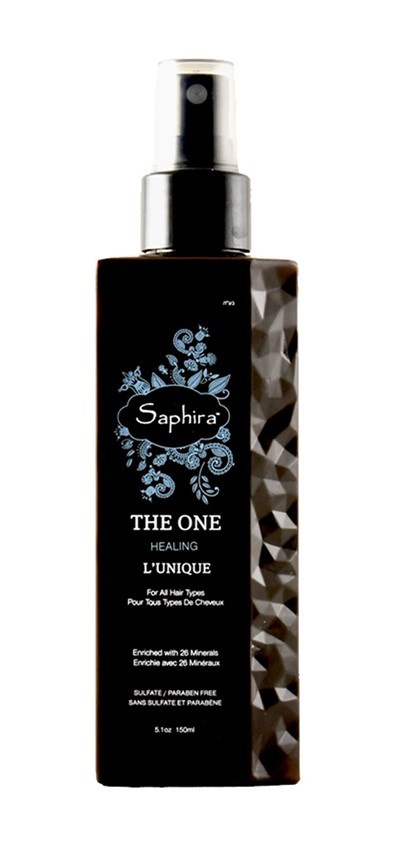Een zwarte sprayfles met een zilveren dop en een blauw ontwerp, gelabeld 'Saphira The One Healing.'