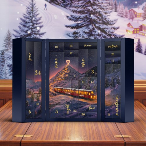 Ett adventskalender i form av ett tåg med 24 numrerade dörrar, mot en snöig vinterlandskap.