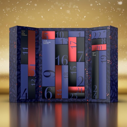 Adventskalender met genummerde deuren, sommige open met verrassingen, op een gouden achtergrond.