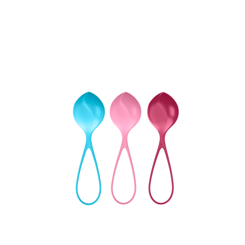 Drei Babyschalen in Blau, Pink und Rot vor schwarzem Hintergrund.