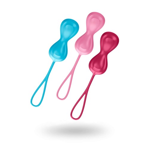 Drei kleine, bunte Babyservis aus Kunststoff in Blau, Rosa und Rot sind diagonal angeordnet.