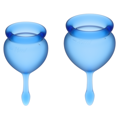 Zwei blaue Glasvasen mit breiten Öffnungen und länglichen, runden Körpern, nebeneinander.