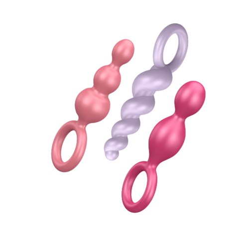 Drie getextureerde siliconen objecten met ringen aan één uiteinde, in de kleuren roze, paars en donkerroze.