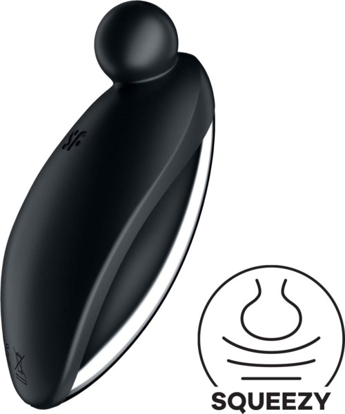 Ein schwarzer persönlicher Massager mit rundem Kopf und einfachem Design. Enthält ein SQUEEZY-Logo und eine Nasenillustration.