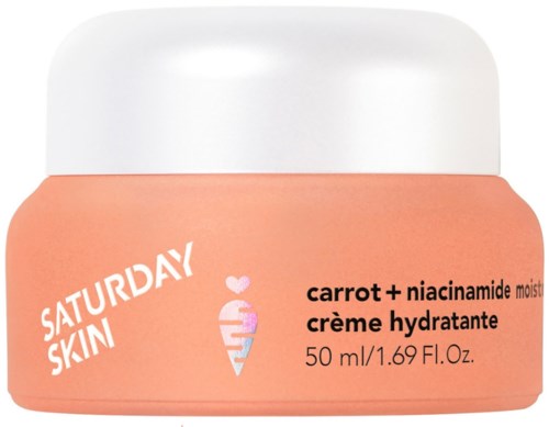 Een kleine pot moisturizer met een perzikkleurig label, noemt wortel en niacinamide, met een witte deksel.