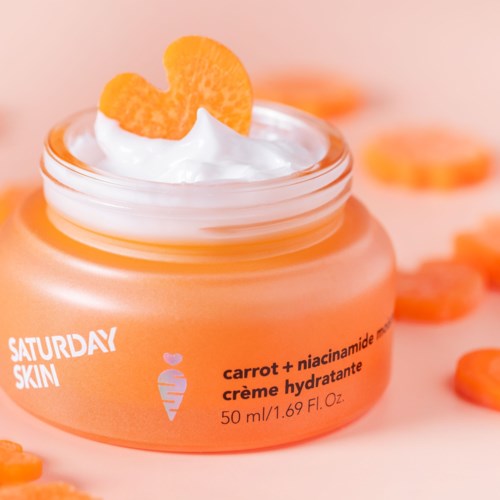 Oranje vochtinbrengende crème met wortel en niacinamide, afgewerkt met room en hartvormige wortelstukjes.