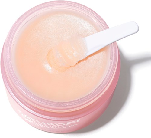 Roze pot met een witte spatel, bevat een gladde, crèmige substantie.