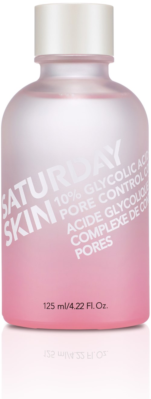 Roze flesje met huidverzorgingsproduct met witte dop, etikette 'SATURDAY SKIN' voor poriëncontrole en glycolzuur.