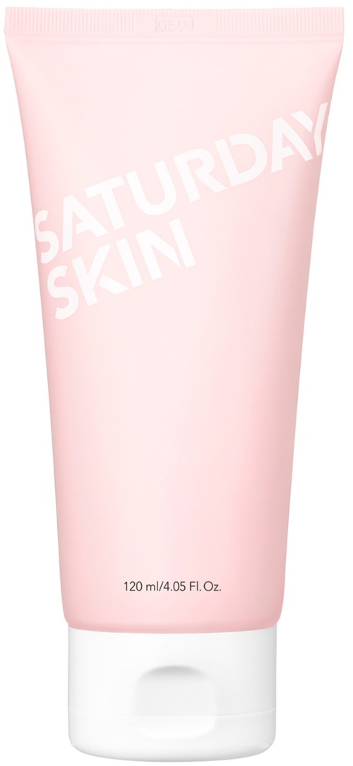 Lichtroze tube met witte tekst 'SATURDAY SKIN' en volume-informatie onderaan.