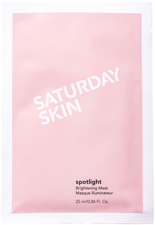 Roze verpakking met witte tekst zegt 'Saturday Skin' en 'Brightening Mask'.