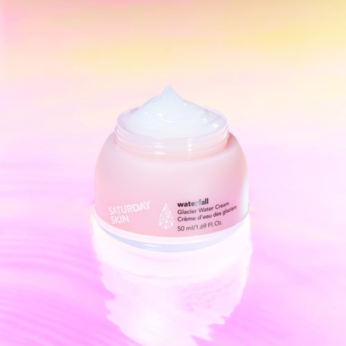 Een roze potje Waterfall Glacier Water Cream met witte crème erin en een pastelachtergrond.