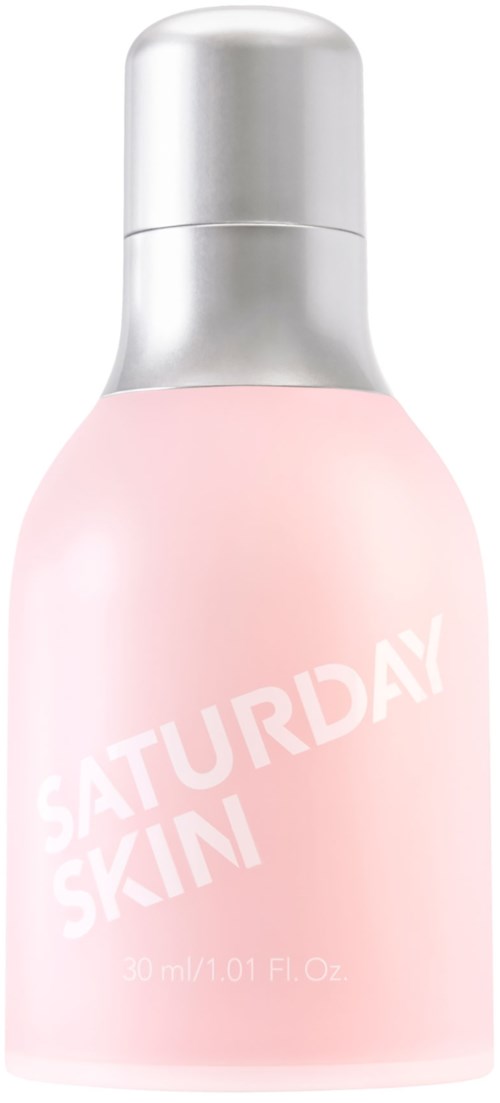 Een roze fles met de tekst 'SATURDAY SKIN' en een zilveren deksel, waarschijnlijk een huidverzorgingsproduct.