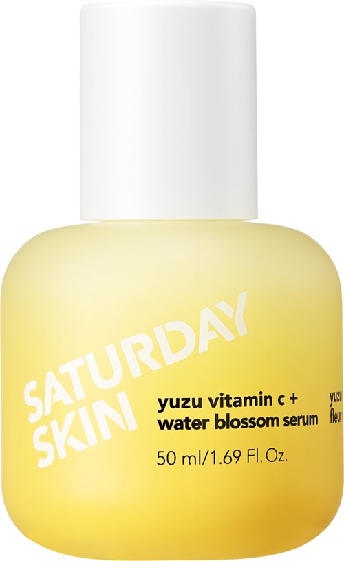 Een klein geel flesje met een witte dop, gemarkeerd 'Saturday Skin Yuzu Vitamin C + Water Blossom Serum.'