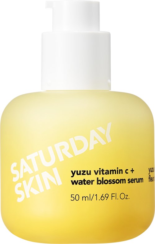 Een gele fles met witte dop, gelabeld Saturday Skin yuzu vitamine C en water blossom serum, 50 ml.