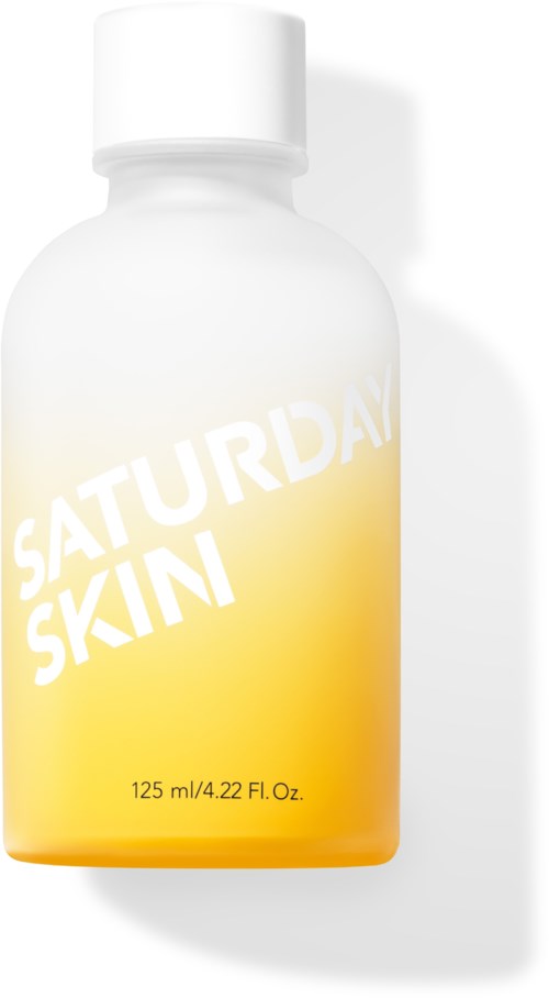Een witte fles met het label Saturday Skin, bevat 125 ml product, met een gele verloop onderaan.