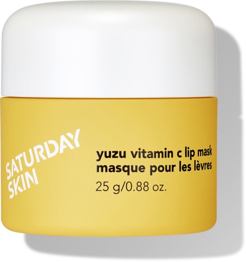 Een gele pot met wit deksel voor lipmasker, gelabeld "Saturday Skin Yuzu Vitamin C Lip Mask."