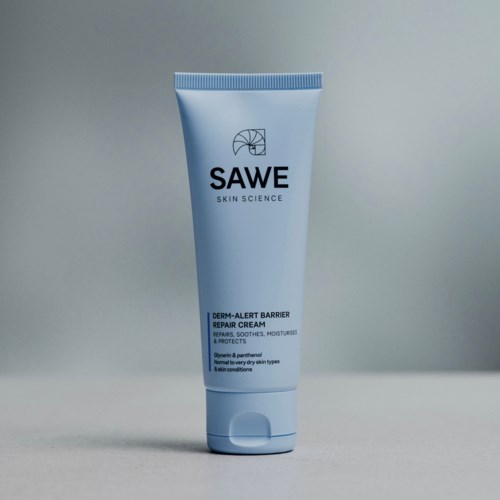 Eine hellblaue Tube mit Hautreparaturcreme, beschriftet 'SAWE Skin Science', steht auf einer grauen Oberfläche.