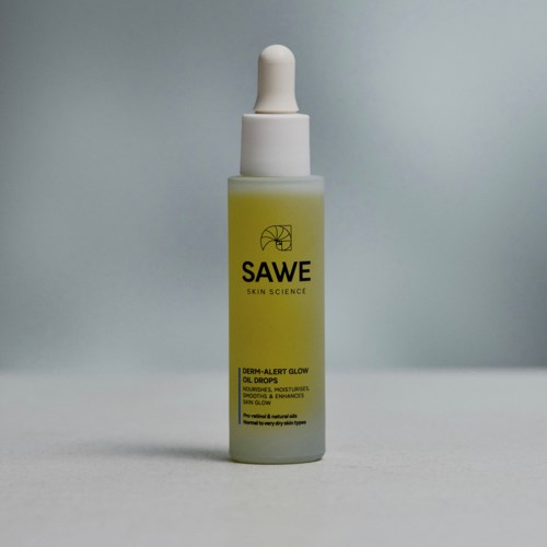 Eine gelbe Flasche mit Pipette, gekennzeichnet Sawe Skin Science, enthält Öltropfen für die Haut. Modernes Design.