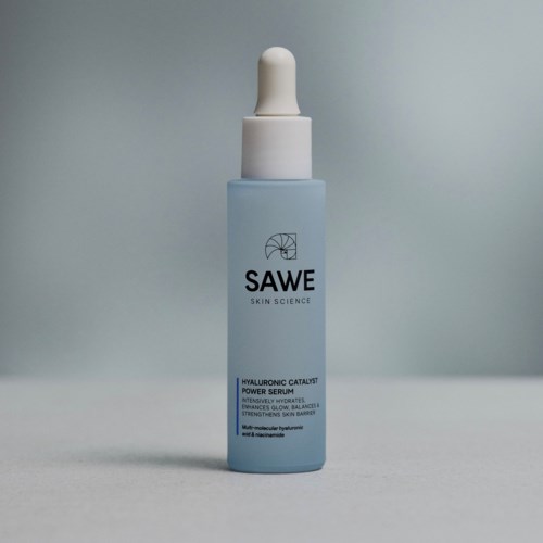 Eine blaue Serumflasche mit Pipette und Deckel. Das Etikett liest "SAWE Skin Science" und erwähnt Hyaluronsäure und Hydratation.